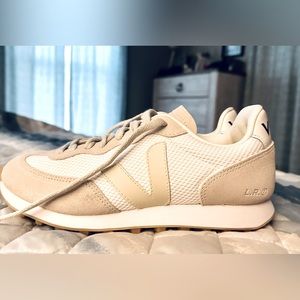 VEJA Rio Branco Sneakers- size 8 - white on white